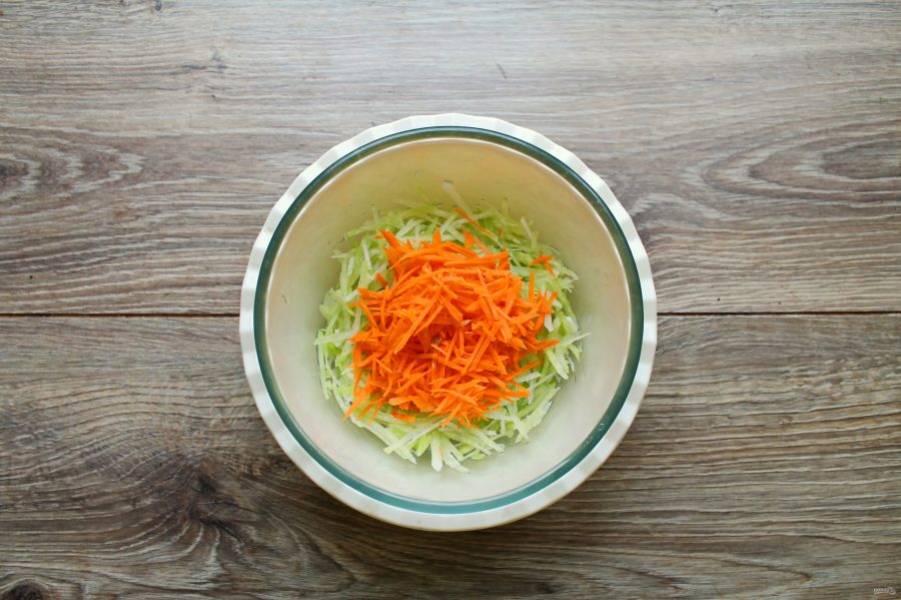Морковь очистите, сполосните и порежьте тонкой соломкой, добавьте к редьке.