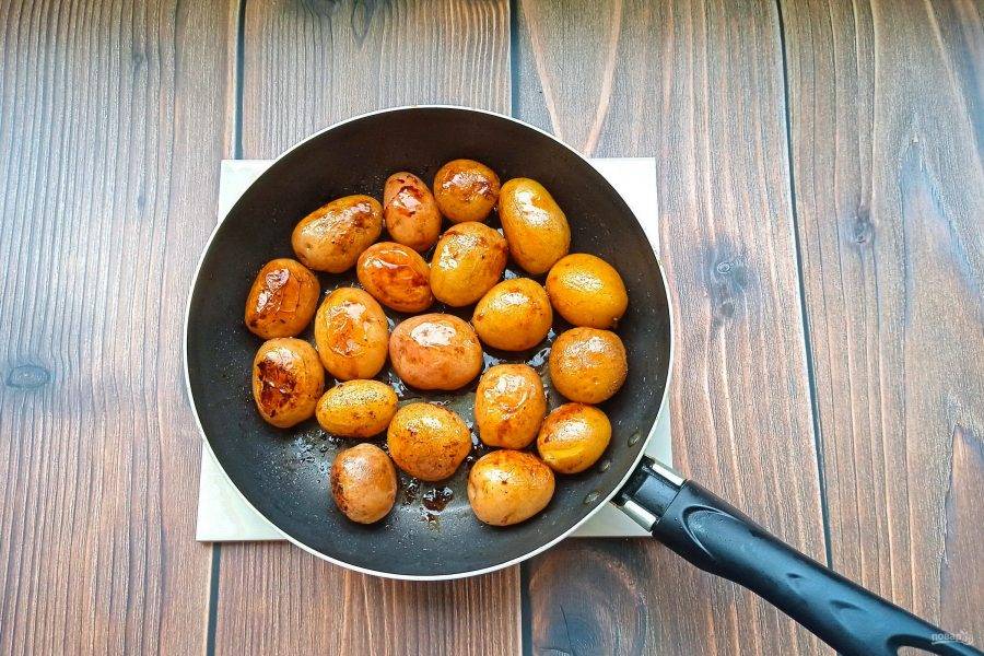 Выложите отваренный картофель в сковороду и обжарьте до золотистой корочки.