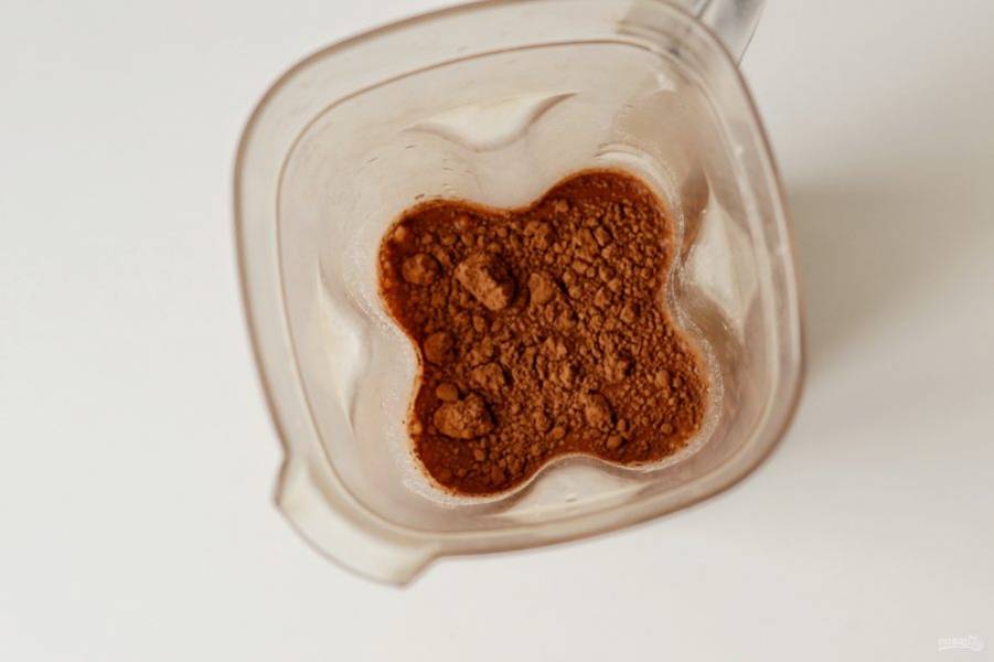 Перелейте ореховое молоко обратно в блендер, добавьте какао-порошок, финики, очищенные от косточек и ванильный экстракт. Взбейте до однородности.