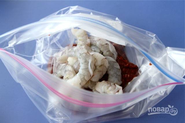 Переложите в этот соус креветки и оставьте мариноваться в пакете минимум на 20 минут.