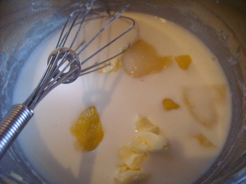 2. Добавляем лимонную цедру, лимонный сок, муку, и тщательно всё перемешиваем после добавления каждого нового ингредиента. На маленьком огне доводим смесь до кипения, затем смешаем её с разведённым желатином.