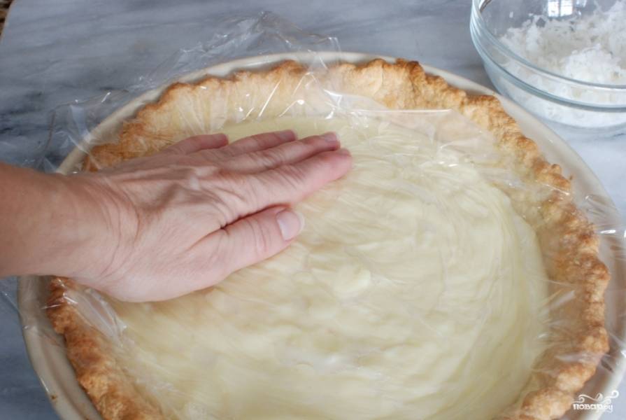 Накрываем пирог пищевой пленкой - и в холодильник на 3-4 часа застывать.