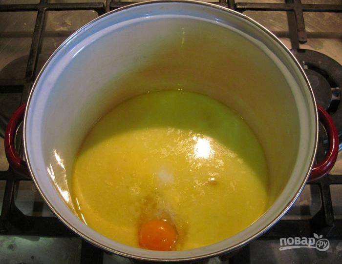 В получившуюся массу вмешайте яйцо и добавьте дрожжи. Всё быстро перемешайте уже без огня.