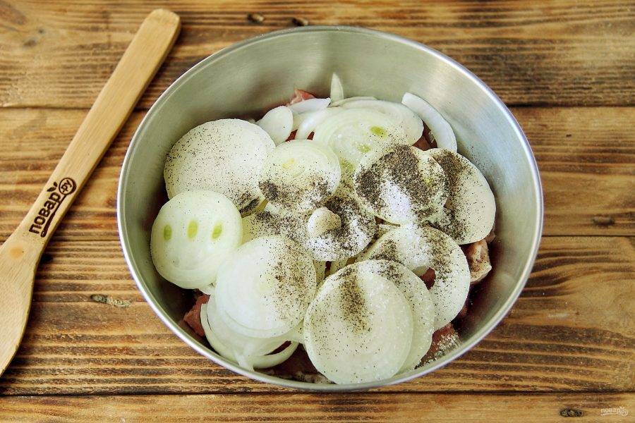 Добавьте по вкусу соль, сахар и черный молотый перец. Лук нарежьте кольцами.