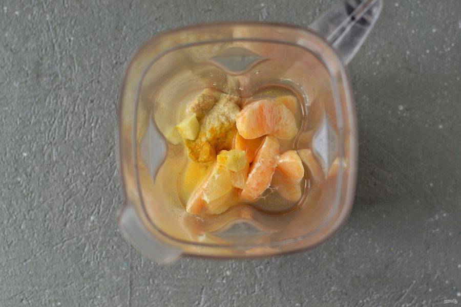 Выжмите сок из половины лимона, очистите имбирь и апельсин от кожуры. Затем измельчите все ингредиенты в блендере. 