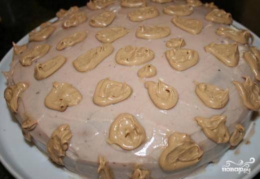 8. Леопардовые пятна я делала из шоколадного крема, который обводила темным кулинарным карандашом. После этого торт должен настояться в холодильнике.