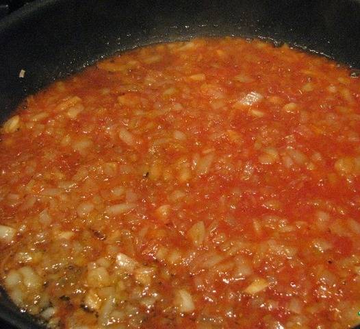 2. Следом бросаем морковь и томатную пасту, жарим до готовности овощей.