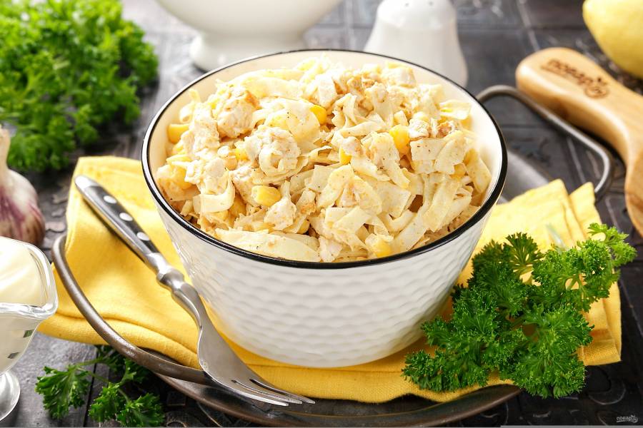 Салат с курицей и блинчиками