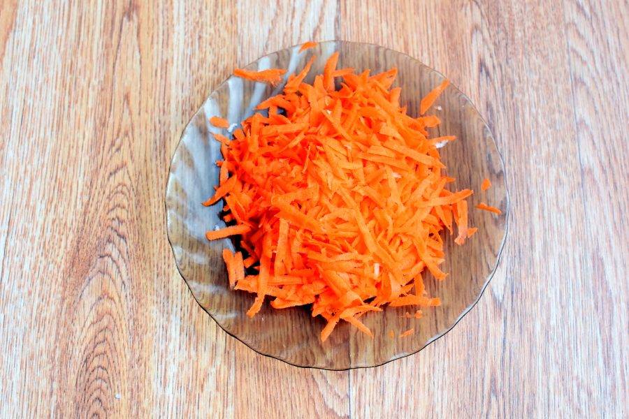 Морковь натрите перед самой сборкой салата, чтобы она осталась сочной.