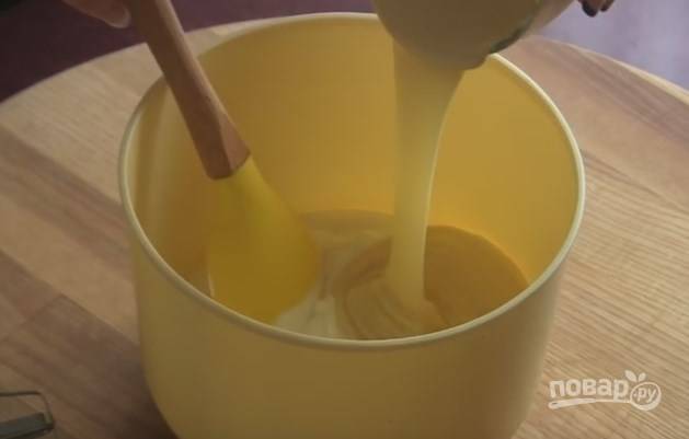5. Для приготовления крема взбейте сметану со сгущенкой и щепоткой ванилина. Затем отправьте его в холодильник. 