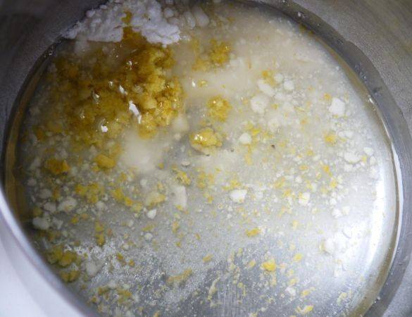Туда же наливаем воду и растительное масло, всыпаем щепотку соли и размешиваем. Соду гасим лимонным соком и добавляем к остальным ингредиентам.
