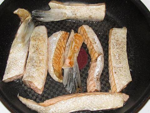 Рецепт: Брюшки лосося с картошкой в духовке