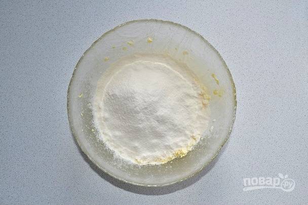 Добавьте соль и около стакана просеянной муки. 
