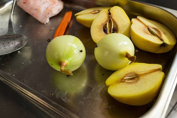Нарежьте несколько плодов айвы пополам, очистите 2-3 луковицы. 