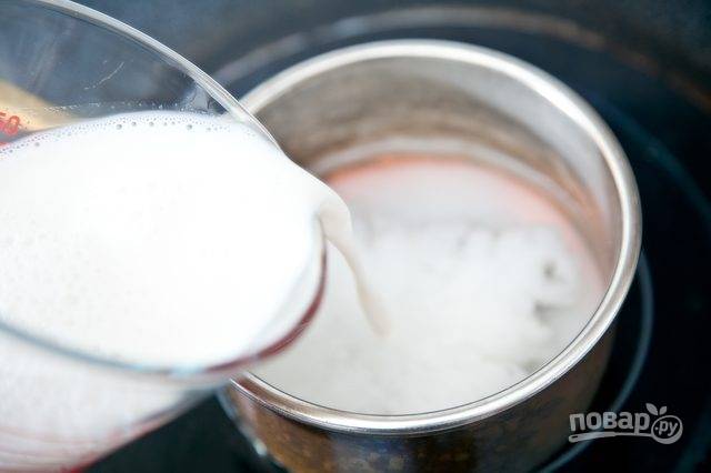 1.	В сотейник налейте молоко и воду, отправьте его на огонь, хорошенько нагрейте, но не допускайте кипения.