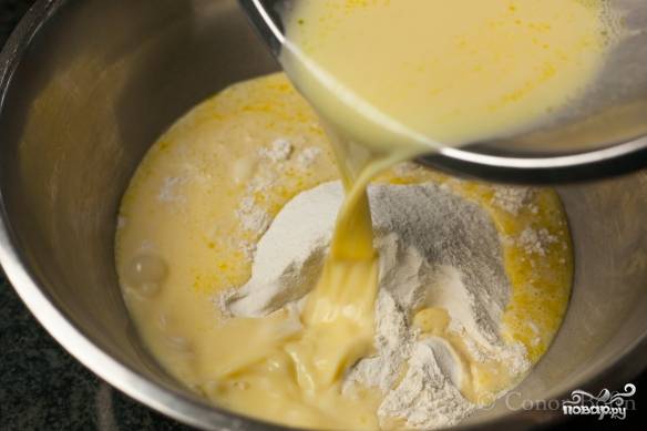 Отдельно смешиваем яйца, молоко, порошок для выпечки, оливковое масло и соль. И выливаем в муку. 