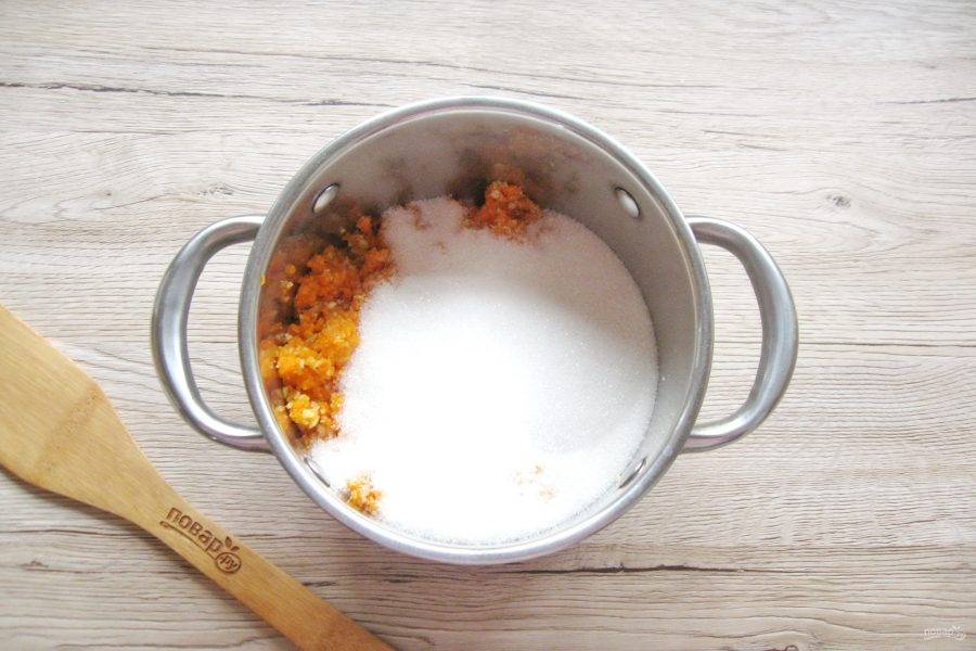 Переложите измельчённую тыкву и кабачок в кастрюлю с толстым дном. Всыпьте сахар и добавьте 50 мл. воды. 