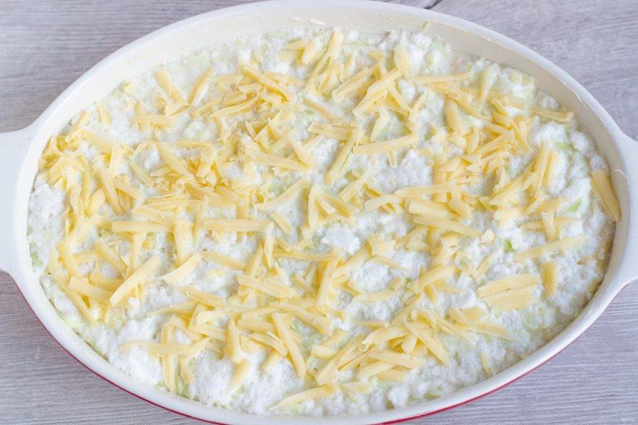 Сверху посыпьте натертым сыром и поставьте в разогретую до 180 градусов духовку на 30 минут.