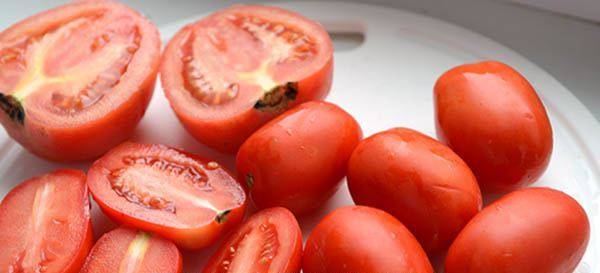 3. Нарезаем лук, морковь, помидоры и выдавливаем чеснок. При желании можно добавить и томатную пасту, но помидоры в свежем виде намного лучше.