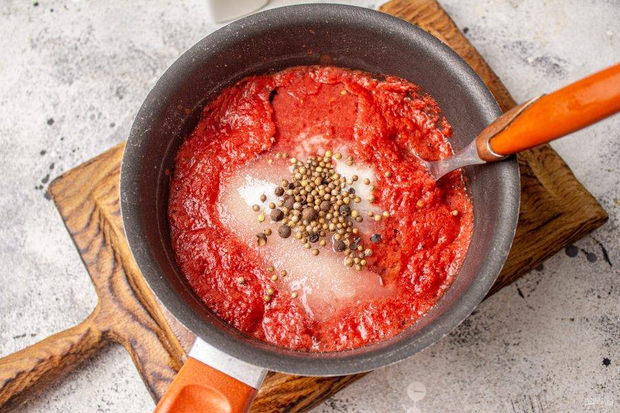 В томатное пюре добавьте соль, сахар, масло и специи.