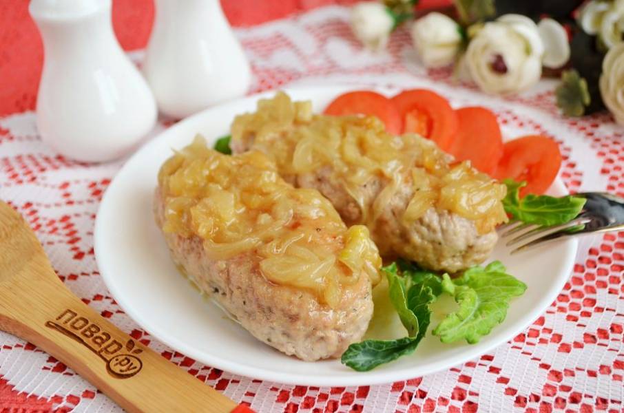 7. Подавайте колбаски с жареным луком и овощами или овощными салатиками. Приятного!