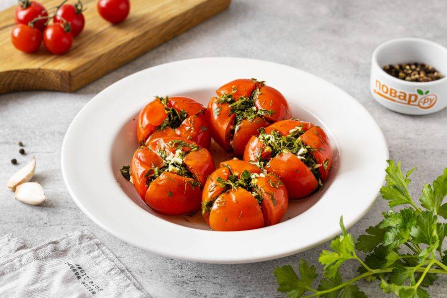 Малосольные помидоры с чесноком и зеленью готовы, приятного вам аппетита!