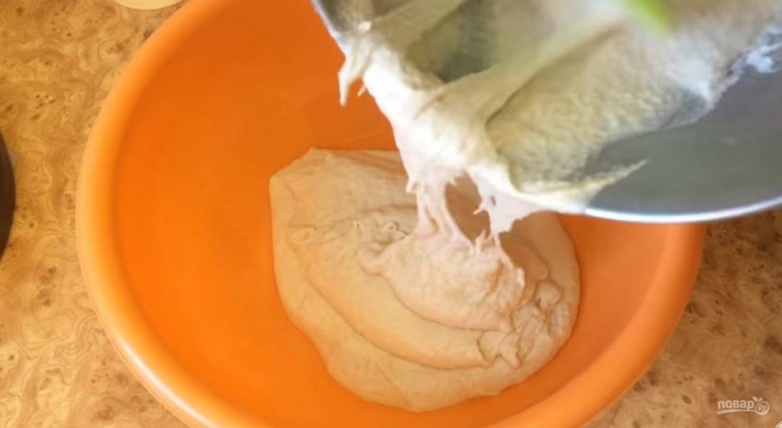 2. Добавьте воду, перемешайте. В миску тестомеса выложите опару, соль, растительное масло и просеянную муку. Вымесите тесто в тестомесе 5 минут на 2 скорости. Готовое тесто выложите в миску, смазанную растительным маслом.