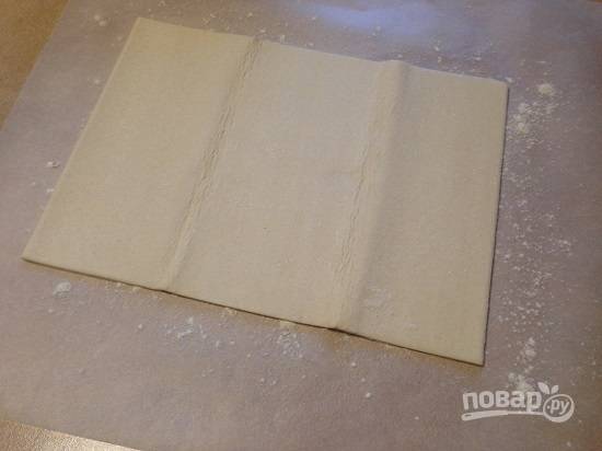 1. Достаем слоеное тесто из морозилки и выкладываем на лист пергамента, слегка присыпанный мукой. Пусть тесто оттает.
