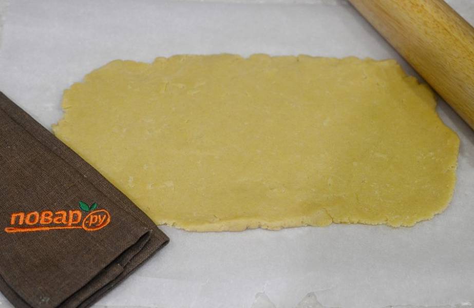 9. Раскатайте простое тесто в прямоугольник толщиной 3-4 мм.