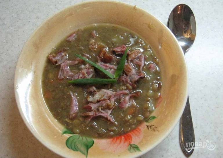 Отделите мясо от костей и порежьте, отправьте его в суп. Разлейте по тарелкам и по вкусу добавьте зелень. Приятного аппетита!