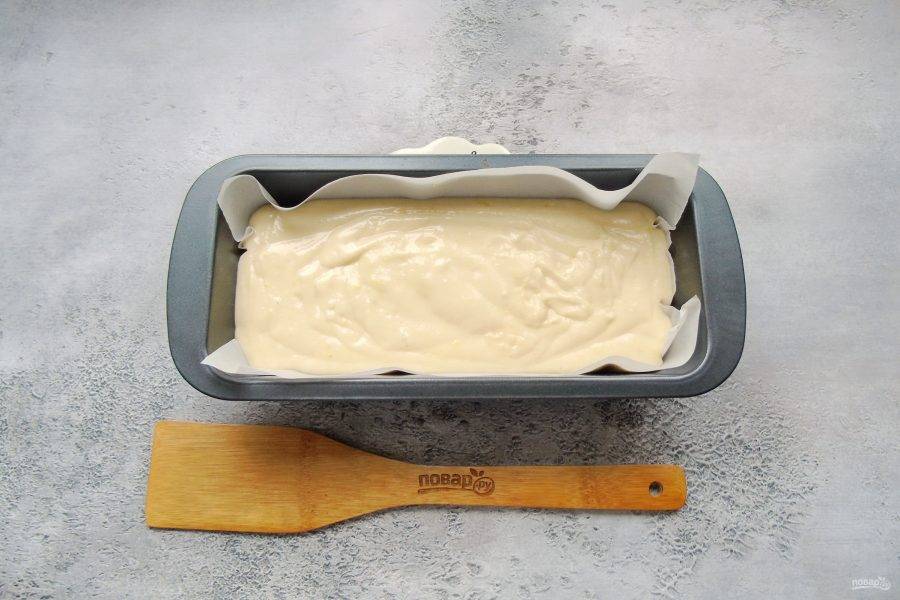 Выложите тесто в форму для кекса.