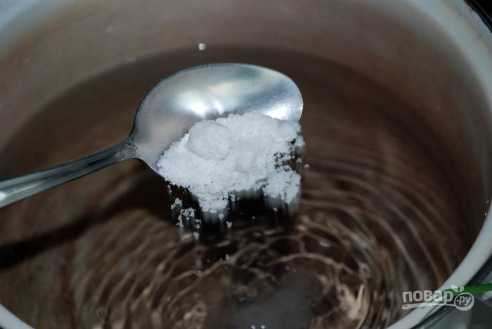 2. В холодную воду добавьте соль и растворите ее, помешивая. 