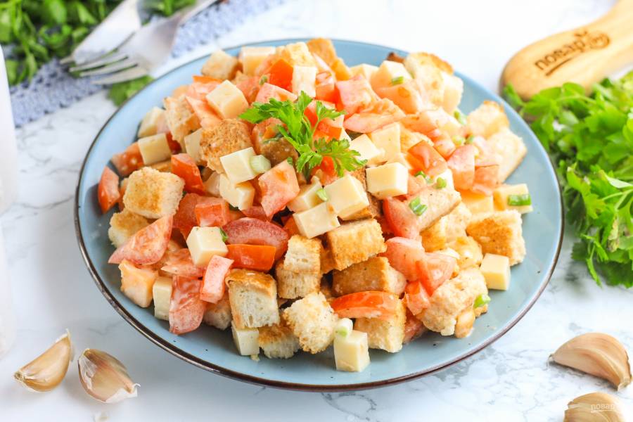 Салат с сухариками, помидорами и сыром. Пошаговый рецепт с фото