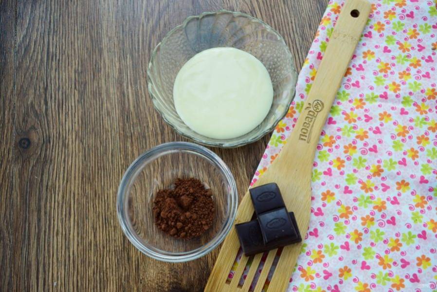 Подготовьте продукты для шоколадного соуса. Шоколад натрите на мелкой терке, соедините со сгущенкой и какао, нагрейте и перемешайте до однородности.