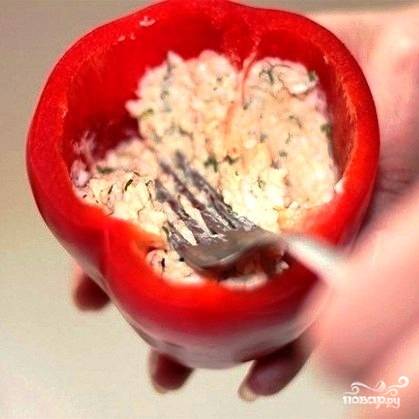 Получившейся начинкой плотненько фаршируем наши перцы.
