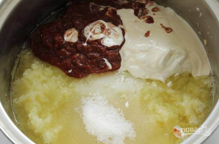 2. Измельчите овощи через мясорубку, переложите все в кастрюлю, добавьте майонез, томатный соус, сахарный песок и соль, красный перец и подсолнечное масло, хорошенько смешайте и отправьте на огонь.