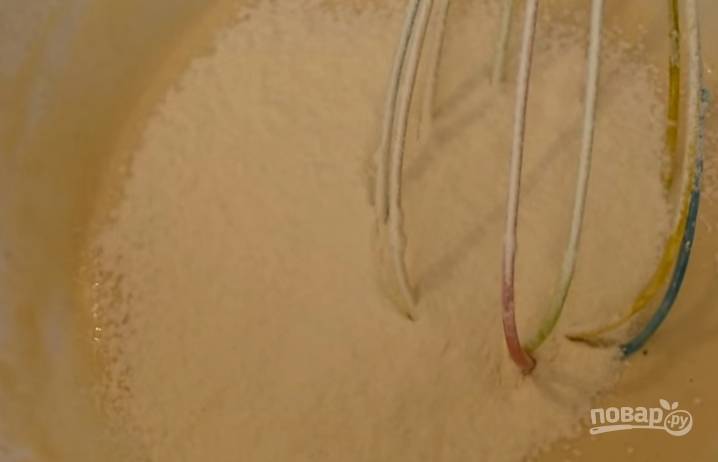 2.	Затем добавьте немного муки из общей нормы (грамм 120), чтобы получилось тесто, как густая сметана. Поставьте опару в теплое место на полчаса.