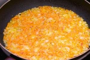 Разогреть в сковороде 2-3 ст. л. растительного масла и обжарить лук с морковкой до золотистого цвета.