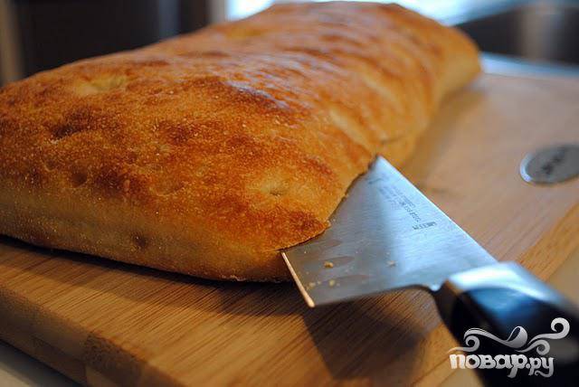4. В противном случае разрезать хлеб чиабатта вдоль пополам, выскоблить внутреннюю часть, залить приготовленный соус на обе половинки хлеба. 