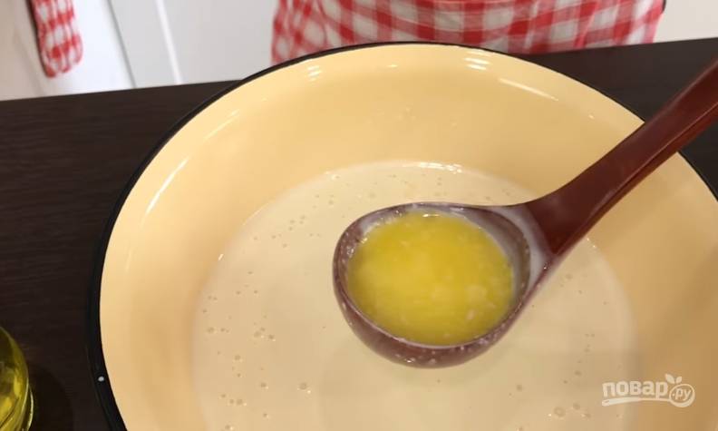 5. Сливочное масло растопите и остудите, после чего влейте его в миску к тесту, добавьте чуть растительного масла. Отставьте тесто в сторону на 20-30 минут. 
