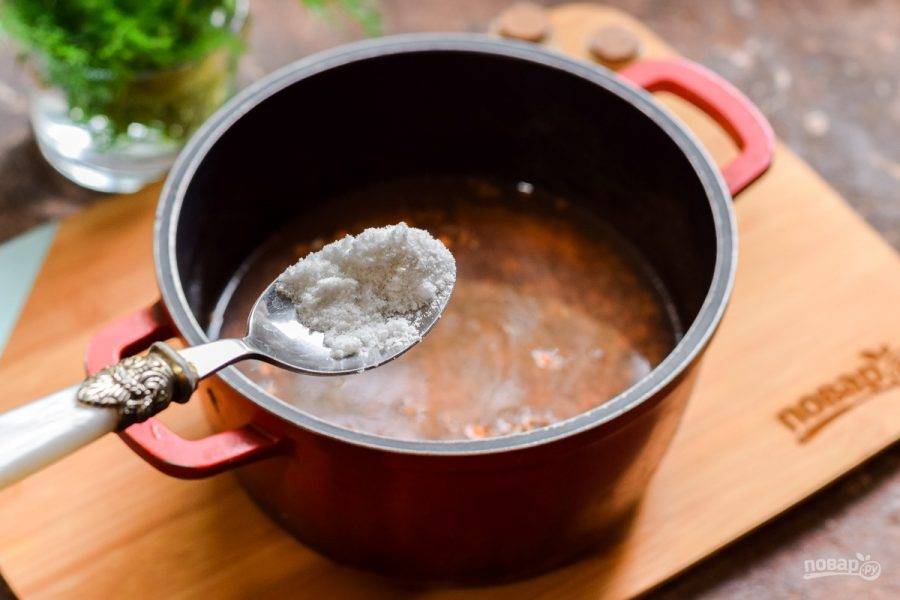 Следом добавьте соль в кастрюлю, также можно добавить щепотку молотого перца.