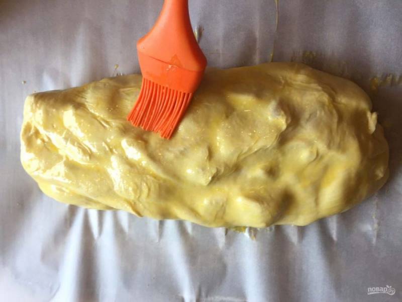 6.	Взбейте в миске куриное яйцо и смажьте им пирог.