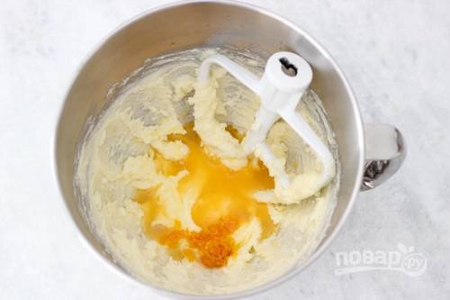 2. Вымойте и обсушите апельсин. Натрите его цедру и выжмите сок. Добавьте все в мисочку с маслом и сахаром.