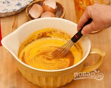 3. Для приготовления заливки соедините в глубокой мисочке яйца с сахаром. Взбейте до однородности. Добавьте тыквенное пюре, молоко, щепотку соли и специи. 