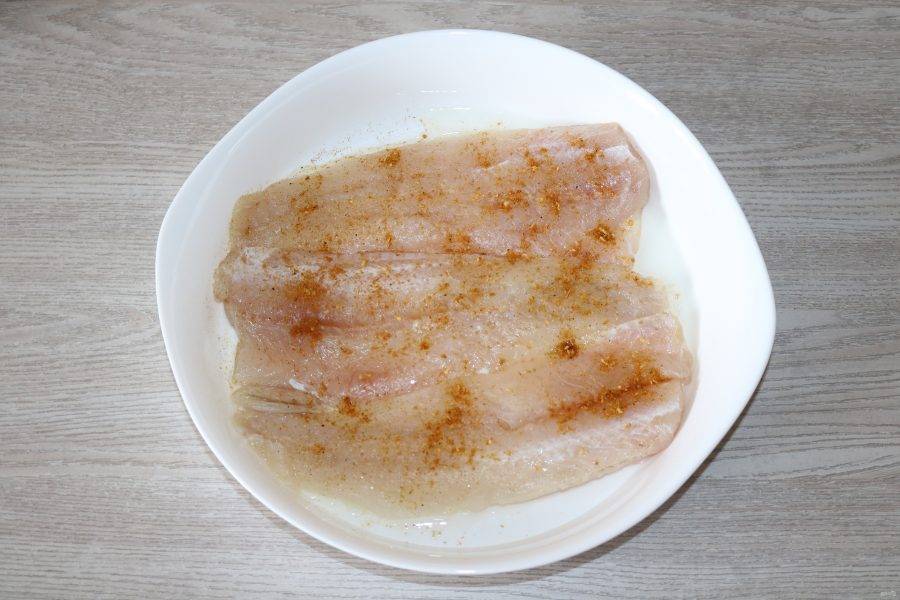 Рыбу посолите, посыпьте специями. Выложите в форму для запекания смазанную маслом.