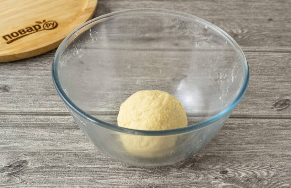 Вымешивайте тесто 5-6 минут. Оно должно получиться мягким, не липнуть к рукам. Скатайте тесто в шар, заверните в пленку и оставьте при комнатной температуре. 
