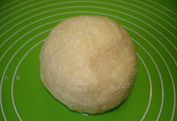 5. В результате должно получиться мягкое, совсем немного липнувшее к рукам, тесто. Его нужно отправить в полиэтиленовый пакет и в морозильник минут на 15. 