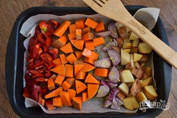 Все овощи, кроме чеснока, нарежьте крупными кусочками, разложите на пергамент в форму для запекания. Полейте оливковым маслом, посолите и поперчите по вкусу, накройте пергаментом. Запекайте в духовке в течение 30-35 минут до мягкости овощей.