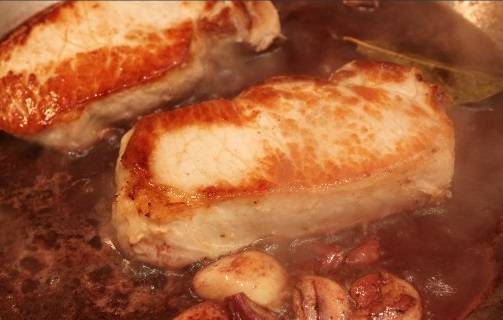 6. Выложить обратно мясо и накрыть крышкой сковороду. На среднем огне жарить мясо до готовности. 