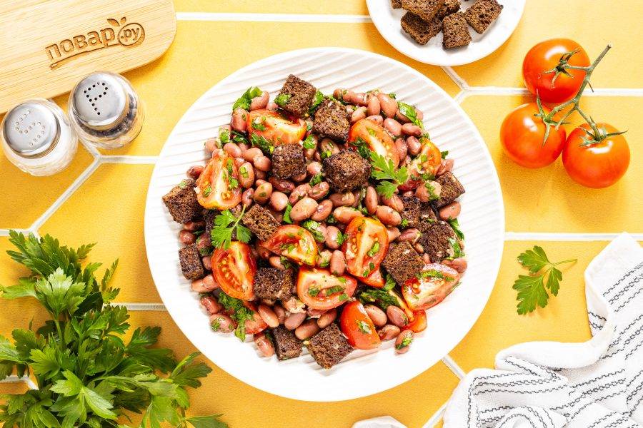 Салат с сухариками и фасолью готов, приятного вам аппетита!